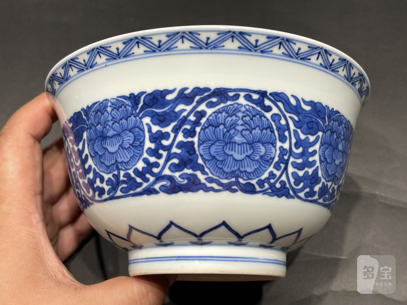 清乾隆 青花缠枝牡丹花卉纹碗 - 图5